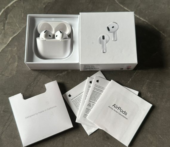 Siente AirPods 4 con Cancelación de Ruido